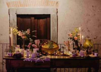 Particolare tavolo con canele accese e colorate sul viola molto fine e di classe al Mulino dell'Olio Clivio Varese