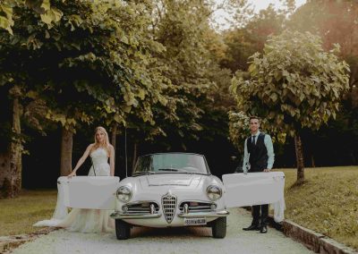 Sposi che scendono dalla macchina d'epoca per il loro sposalizio al Mulino dell'Olio a Clivio Varese